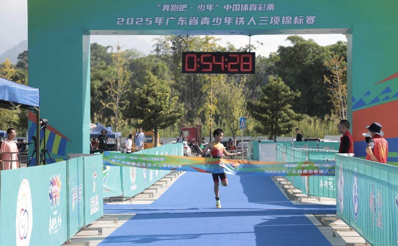 建了实战平, 通讯员